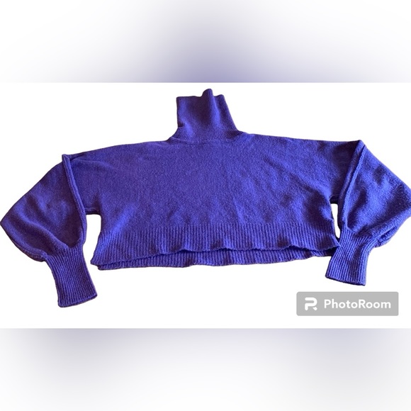 Urban Outfitters Sweaters - Women’s Juniors Urban Outfitters Crop Turtleneck Sweater